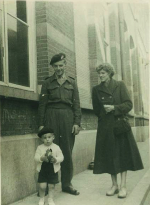 Marietje en haar man Nico Verbeek en hun eerste zoon Cor, 1951, Eindhoven Nederland